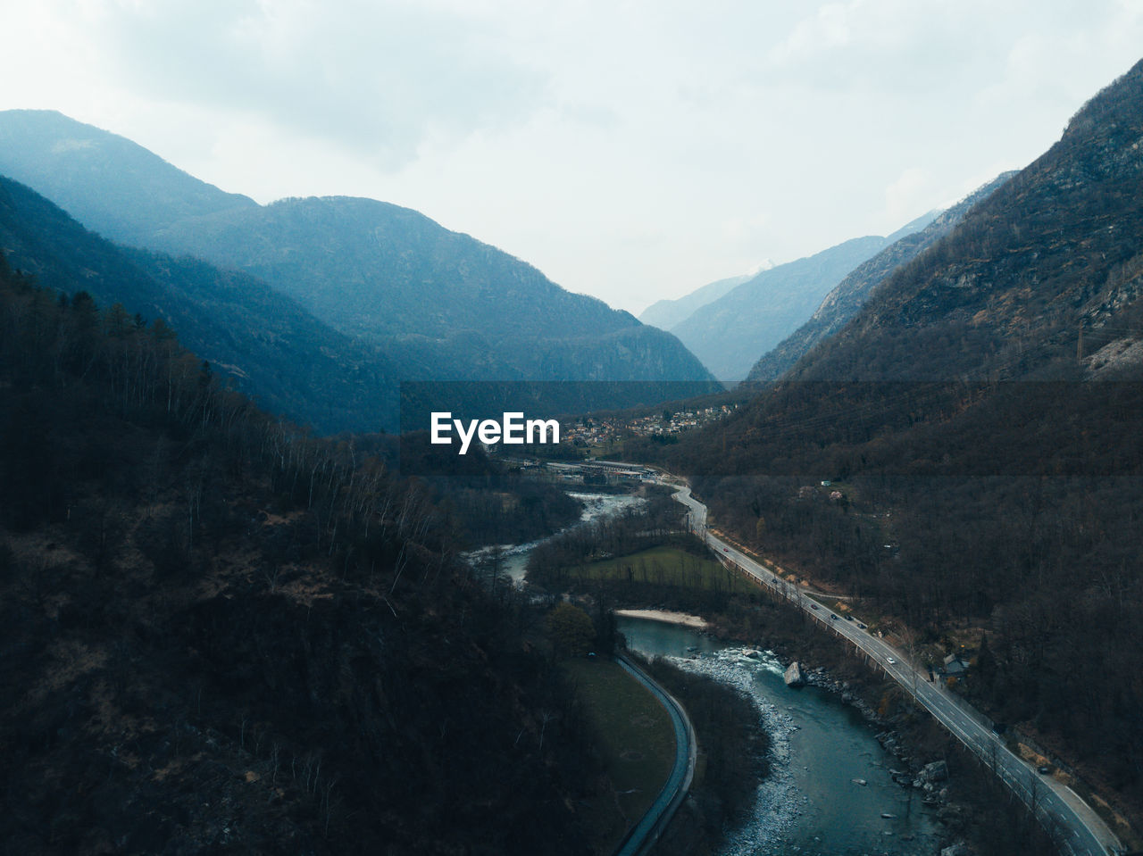 SCENIC VIEW OF RIVER AND MOUNTAINS AGAINST SKY