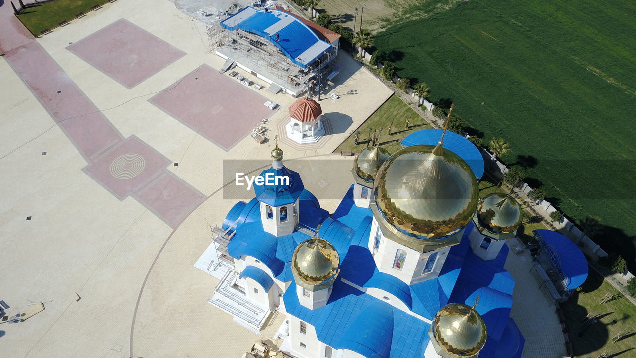 HIGH ANGLE VIEW OF SANDY BEACH