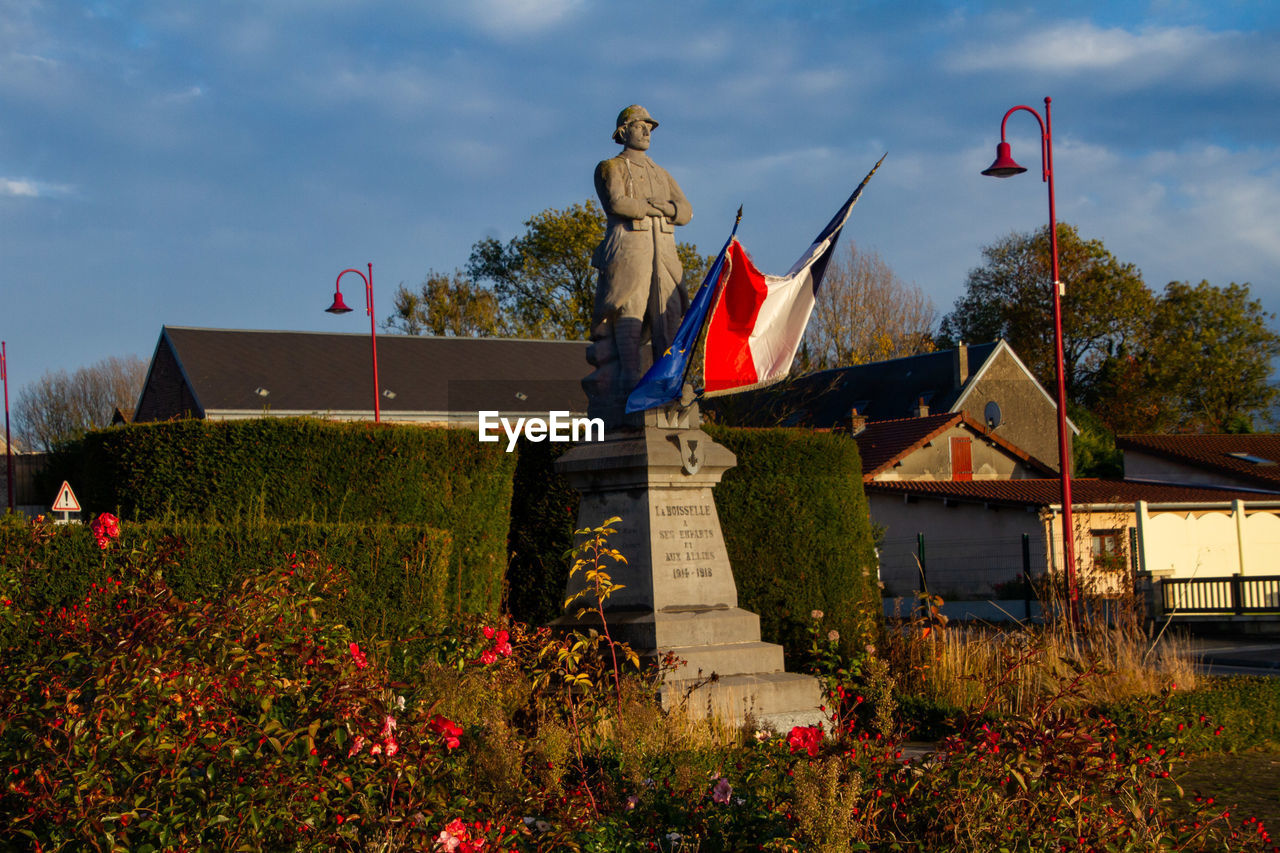 VIEW OF STATUE AGAINST CLOUDY SKY