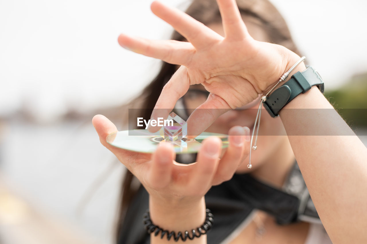 CLOSE-UP OF WOMAN HAND HOLDING MOBILE PHONE