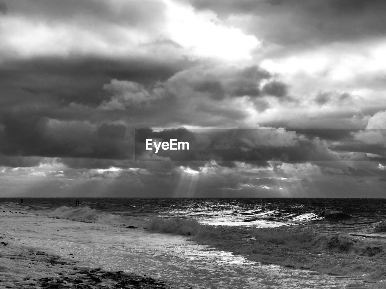 SCENIC VIEW OF BEACH AGAINST CLOUDY SKY