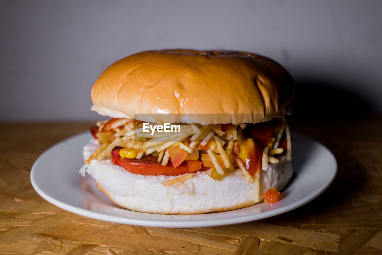 CLOSE-UP OF BURGER IN PLATE