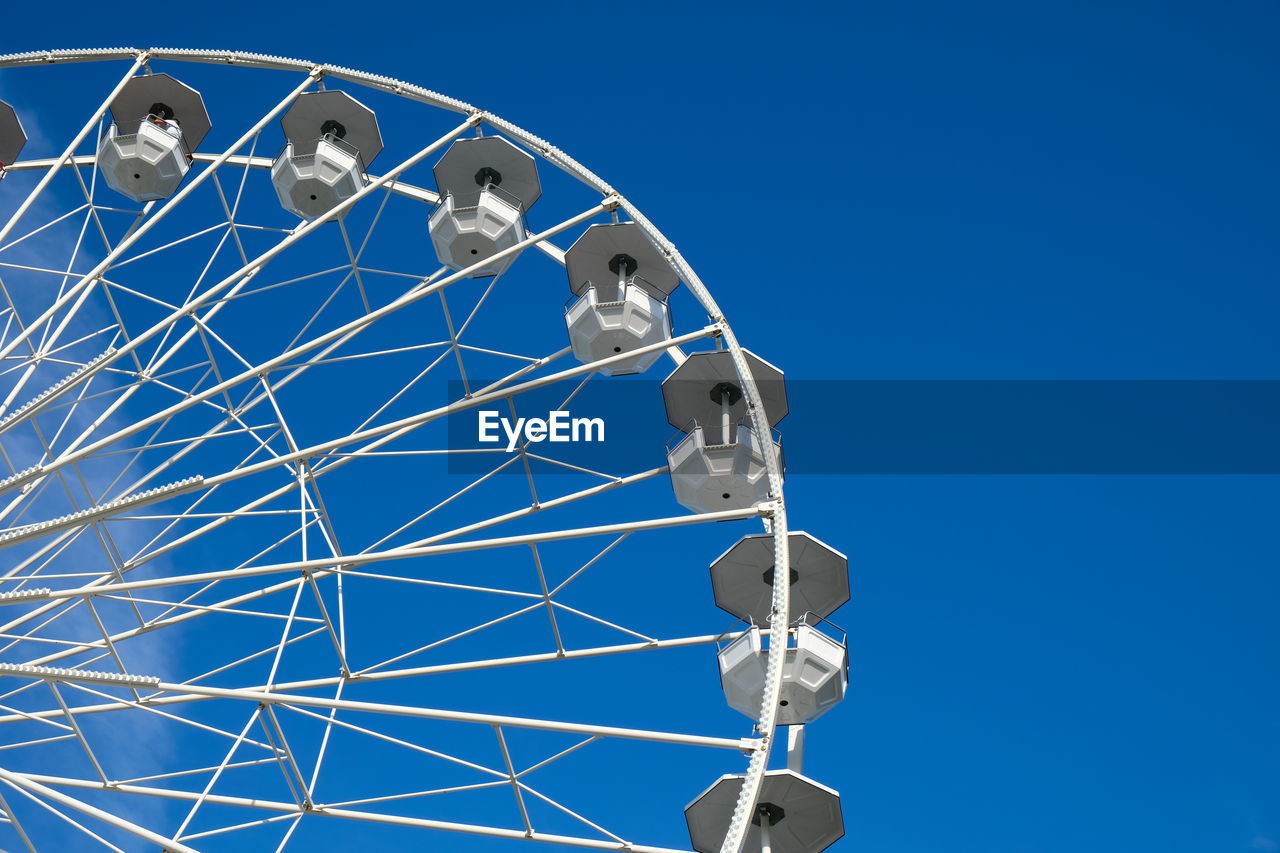 LOW ANGLE VIEW OF FERRIS WHEEL AGAINST CLEAR SKY