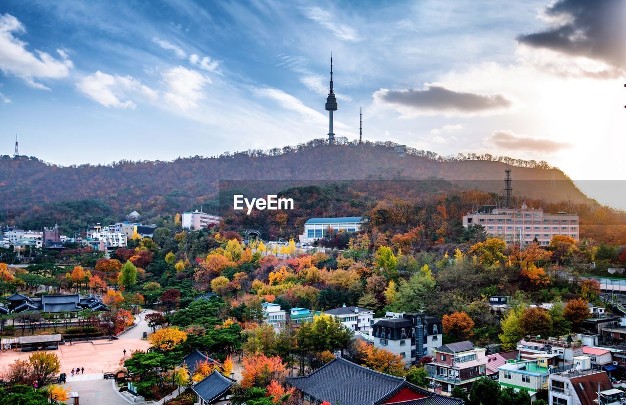 HIGH ANGLE VIEW OF BUILDINGS IN CITY AGAINST SKY