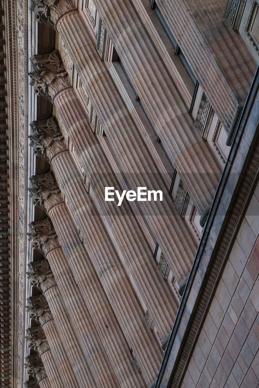 FULL FRAME SHOT OF ROOF AND BUILDING IN CITY