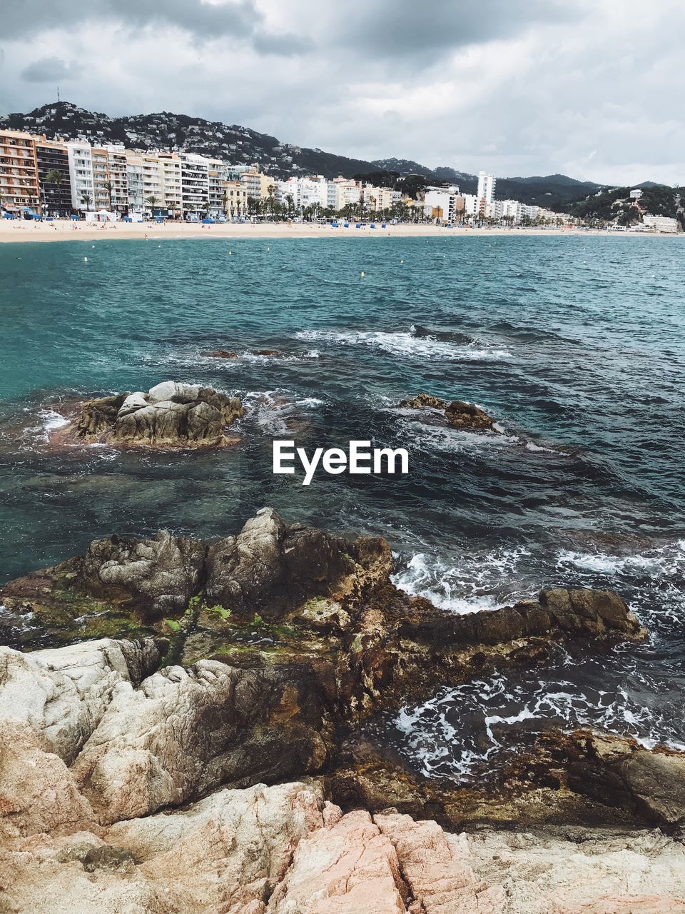 SCENIC VIEW OF SEA BY ROCKS AGAINST SKY