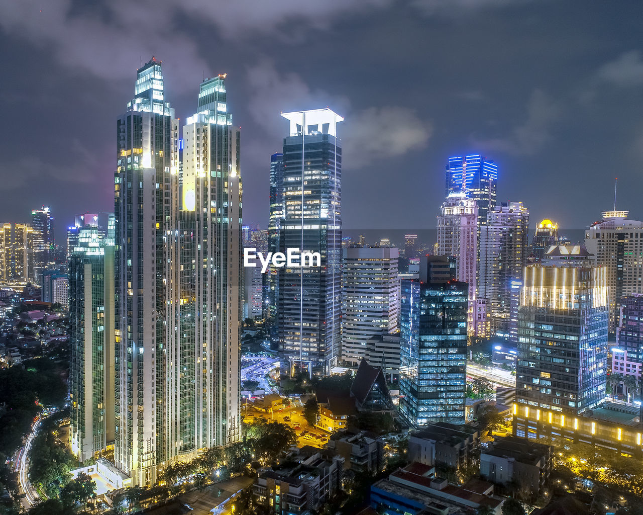 ILLUMINATED CITYSCAPE AGAINST SKY AT NIGHT