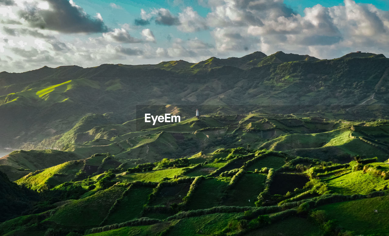 SCENIC VIEW OF AGRICULTURAL LANDSCAPE AGAINST SKY