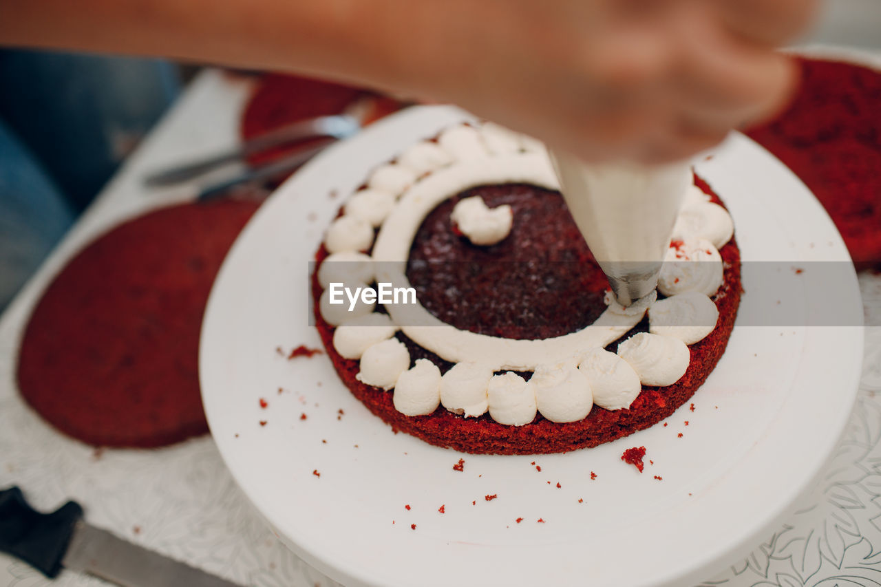 CLOSE-UP OF HAND CAKE