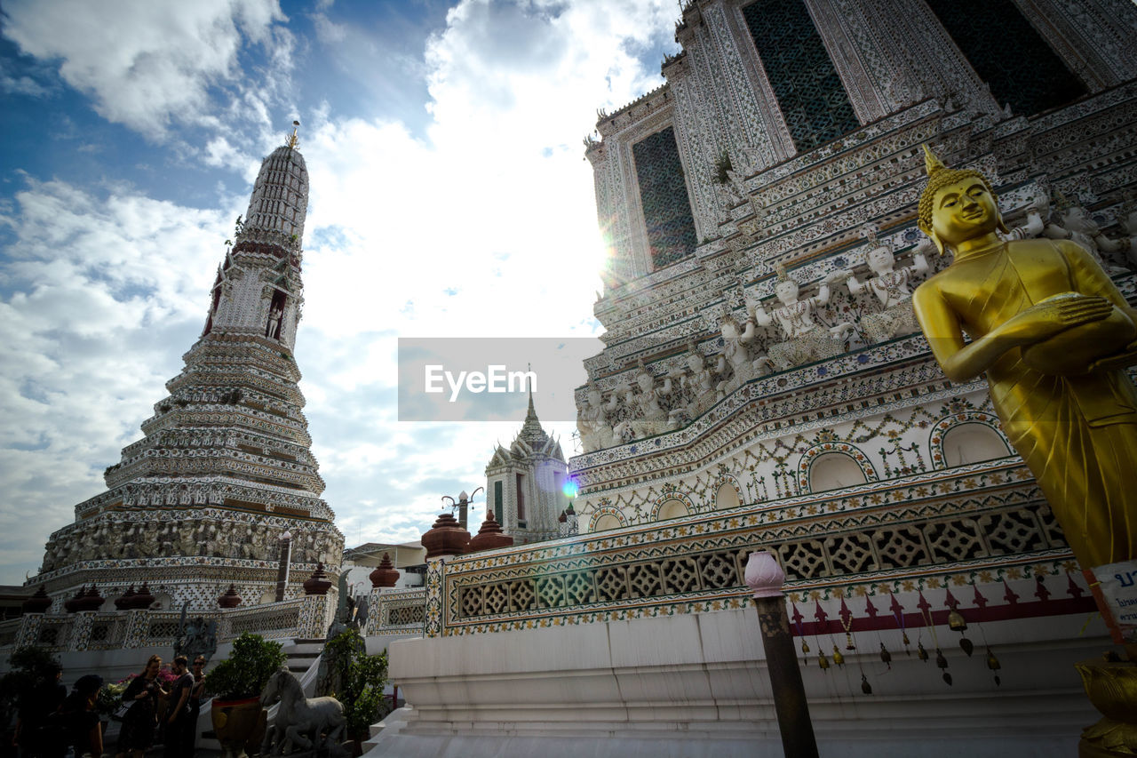 LOW ANGLE VIEW OF STATUE OF CATHEDRAL AGAINST SKY