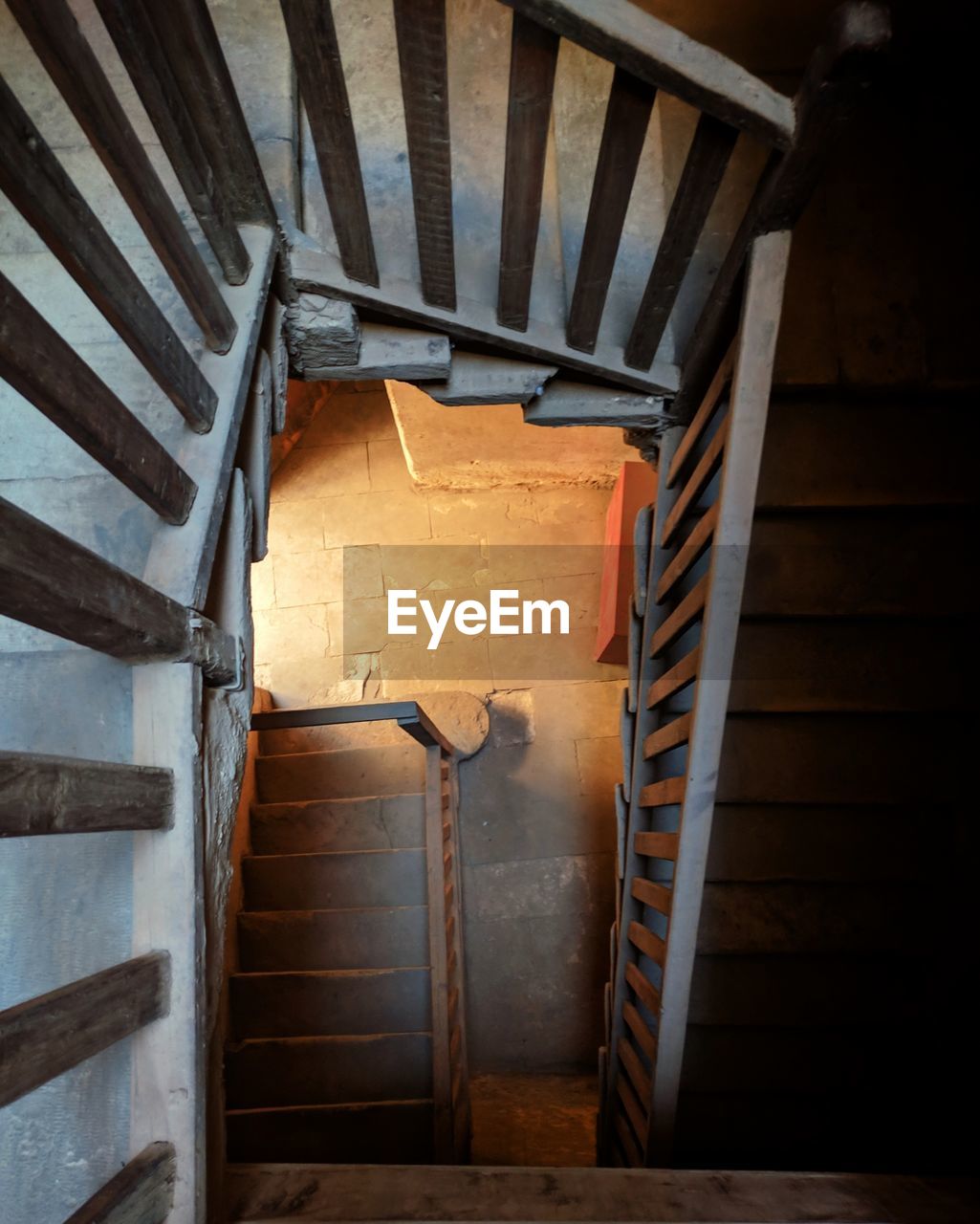 HIGH ANGLE VIEW OF STAIRCASE IN HOUSE