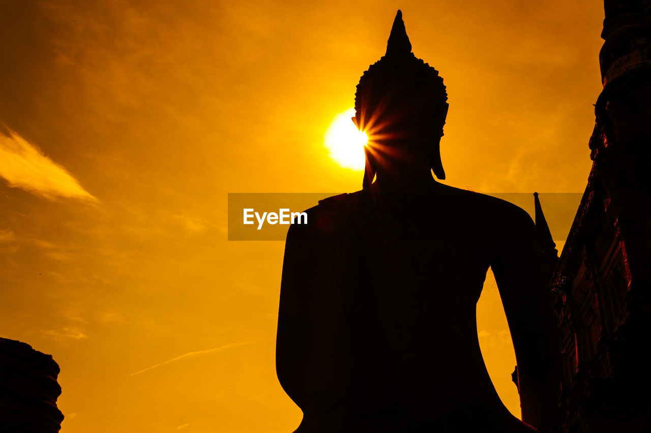 LOW ANGLE VIEW OF STATUE AGAINST SKY DURING SUNSET