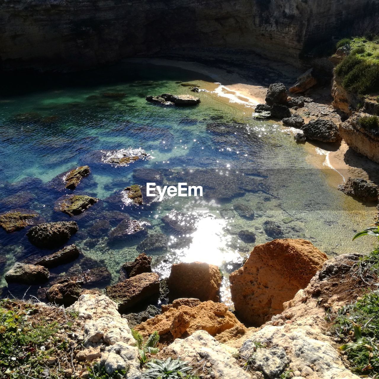 HIGH ANGLE VIEW OF ROCKS ON SEA SHORE