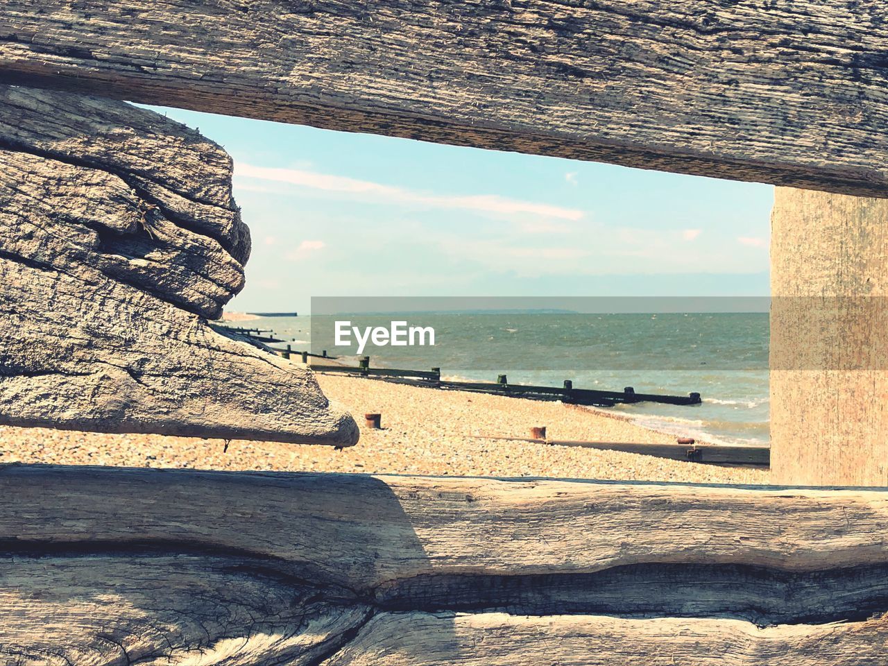 SCENIC VIEW OF ROCKY BEACH AGAINST SKY