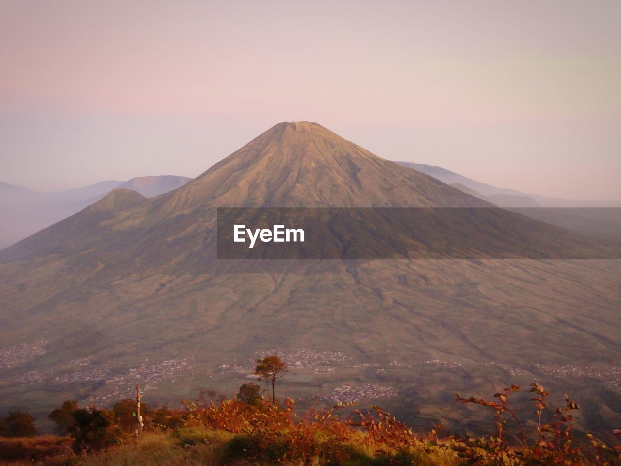 Mount sumbing in the morning