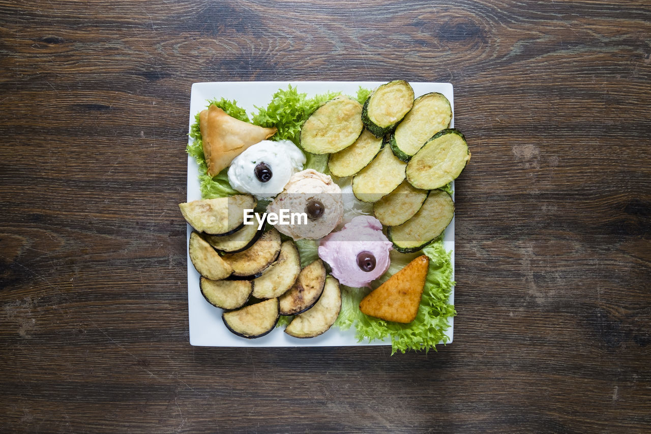 HIGH ANGLE VIEW OF CHOPPED VEGETABLES ON TABLE