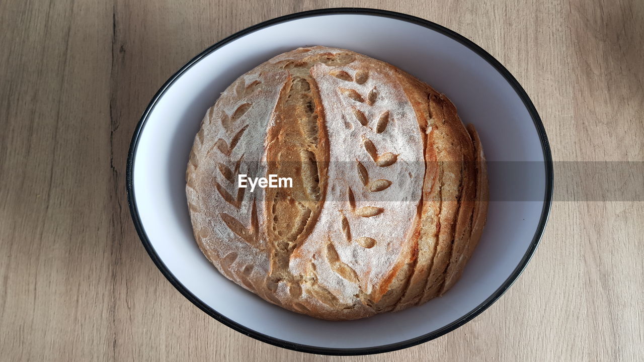 HIGH ANGLE VIEW OF BREAD ON TABLE