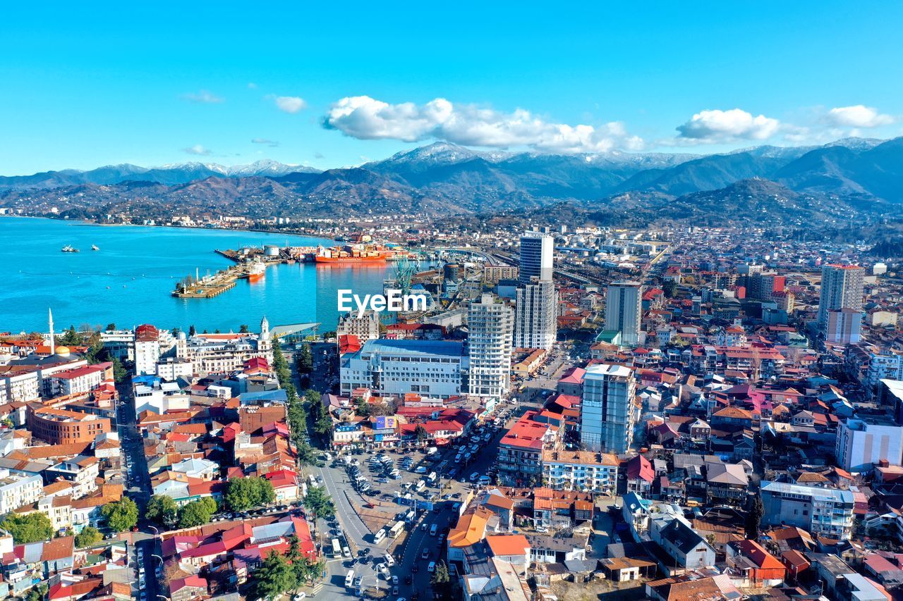 HIGH ANGLE VIEW OF BAY AND BUILDINGS IN CITY