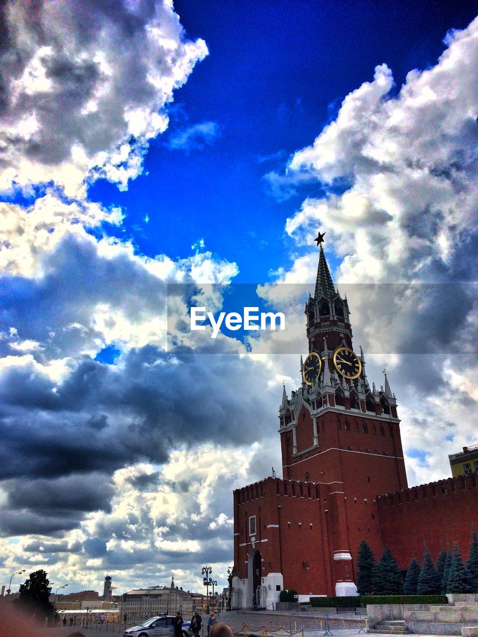 LOW ANGLE VIEW OF HISTORICAL BUILDING AGAINST CLOUDY SKY