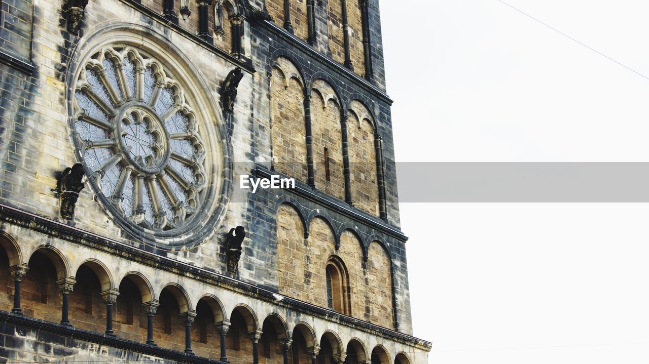 LOW ANGLE VIEW OF CLOCK TOWER AGAINST THE SKY