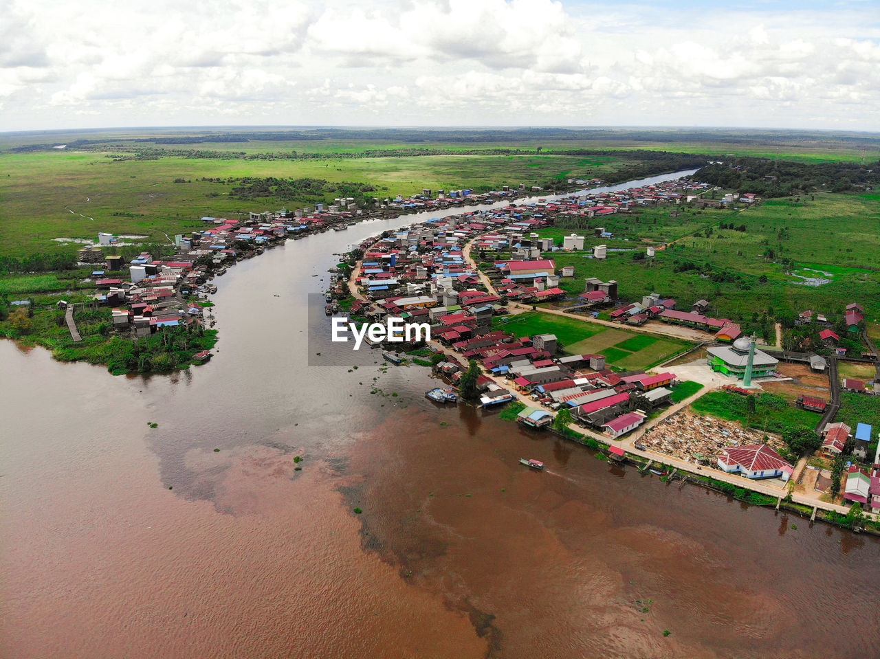 HIGH ANGLE VIEW OF CROWDED BEACH