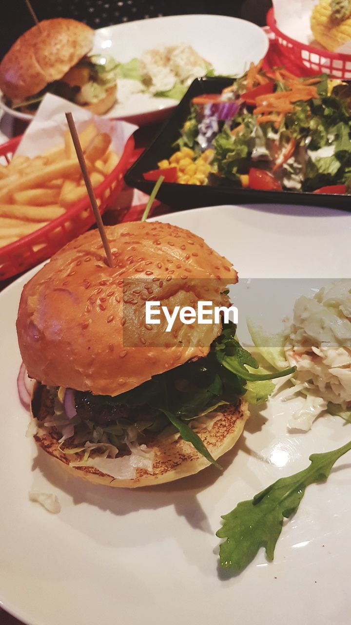 CLOSE-UP OF FOOD ON PLATE