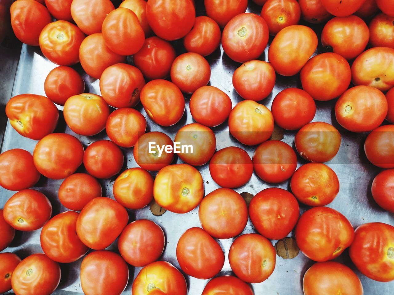 FULL FRAME SHOT OF ORANGES IN MARKET