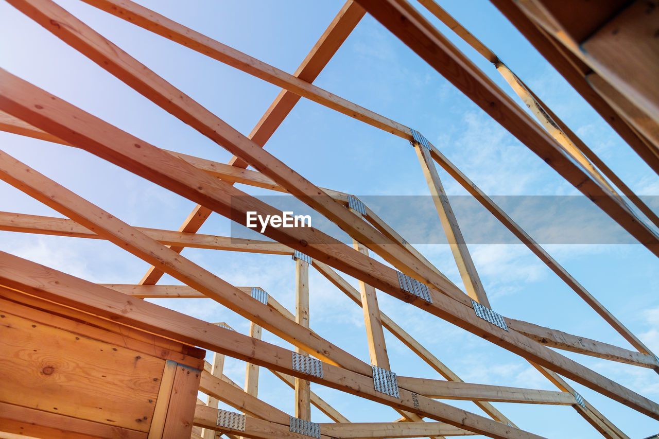 LOW ANGLE VIEW OF ROOF AGAINST SKY