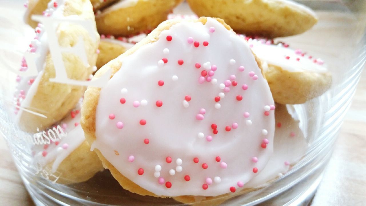 CLOSE-UP OF STRAWBERRY CAKE