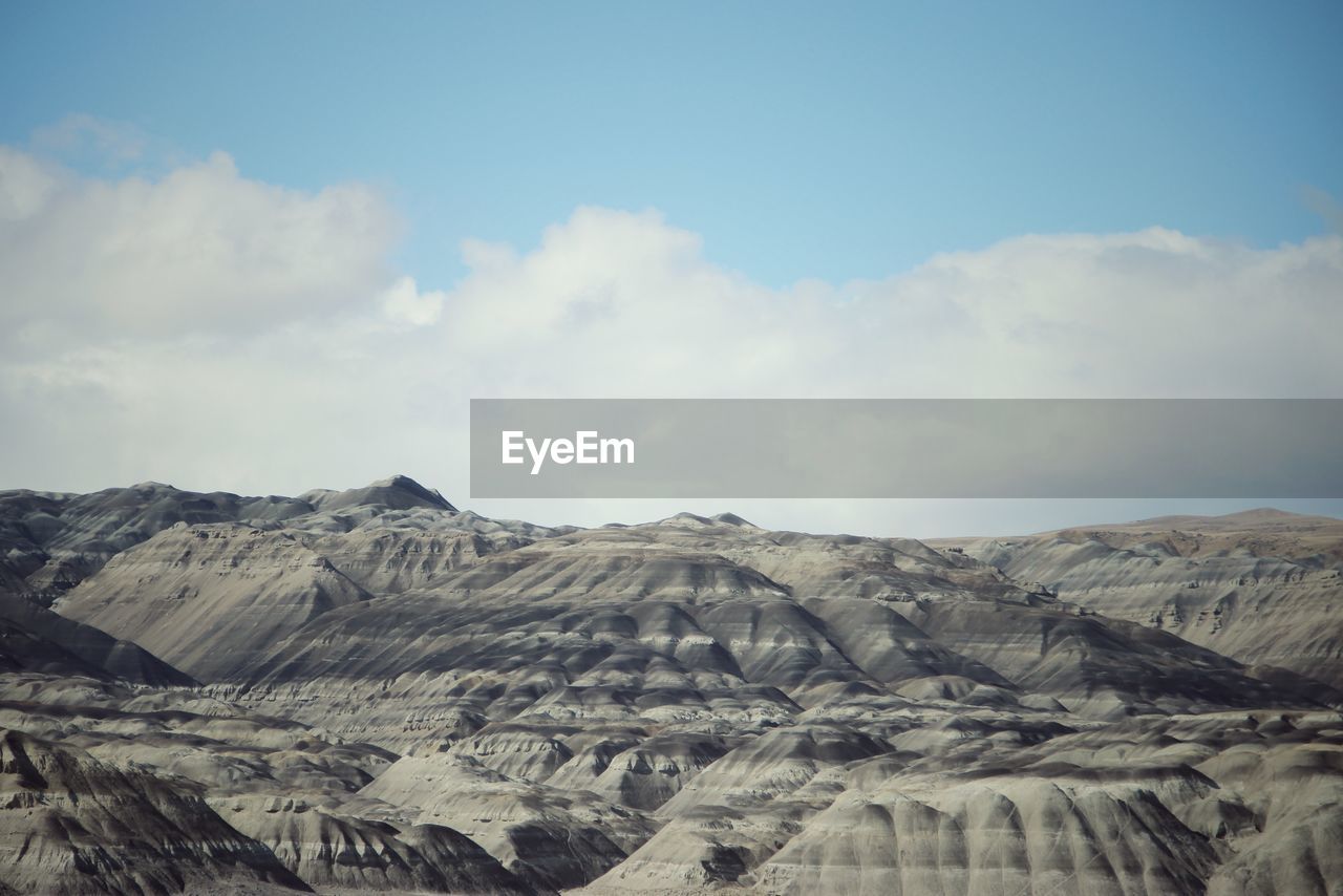 SCENIC VIEW OF ARID LANDSCAPE AND MOUNTAINS AGAINST SKY