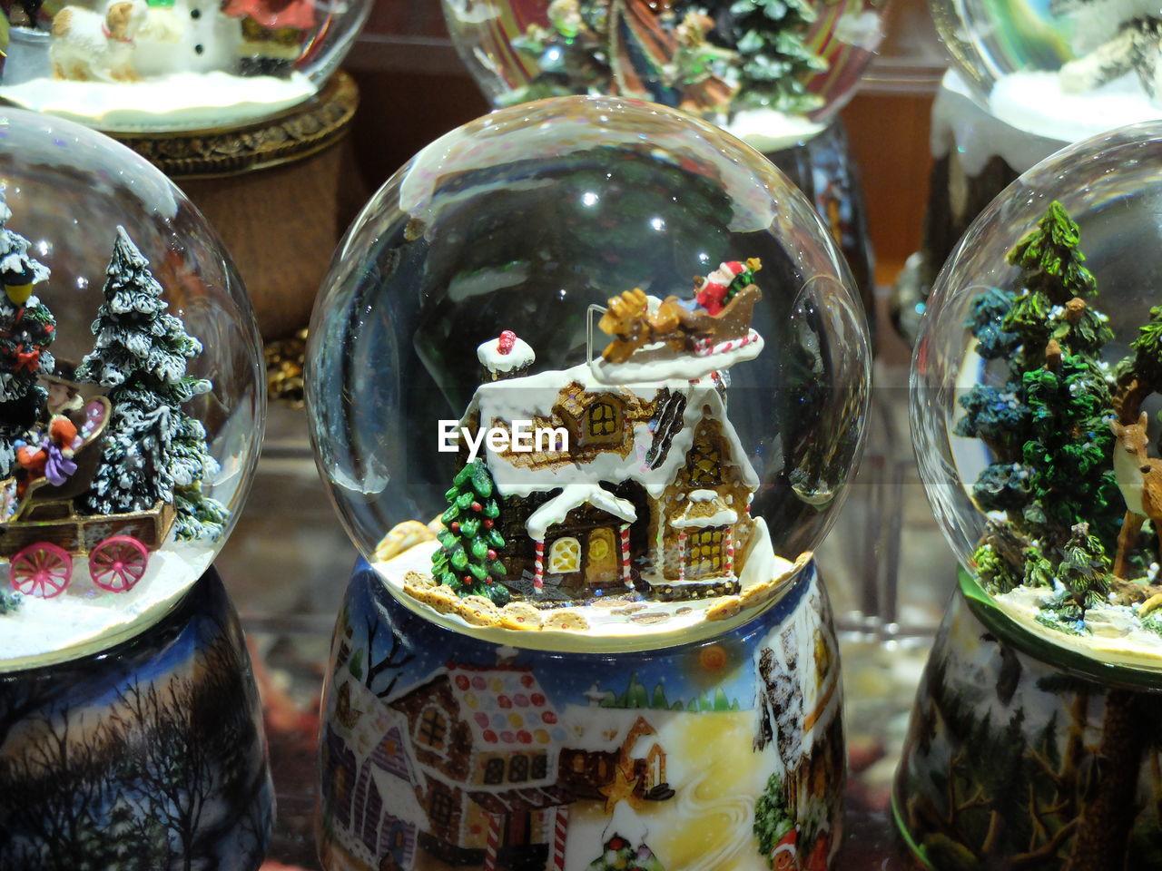 CLOSE-UP OF CHRISTMAS ORNAMENT