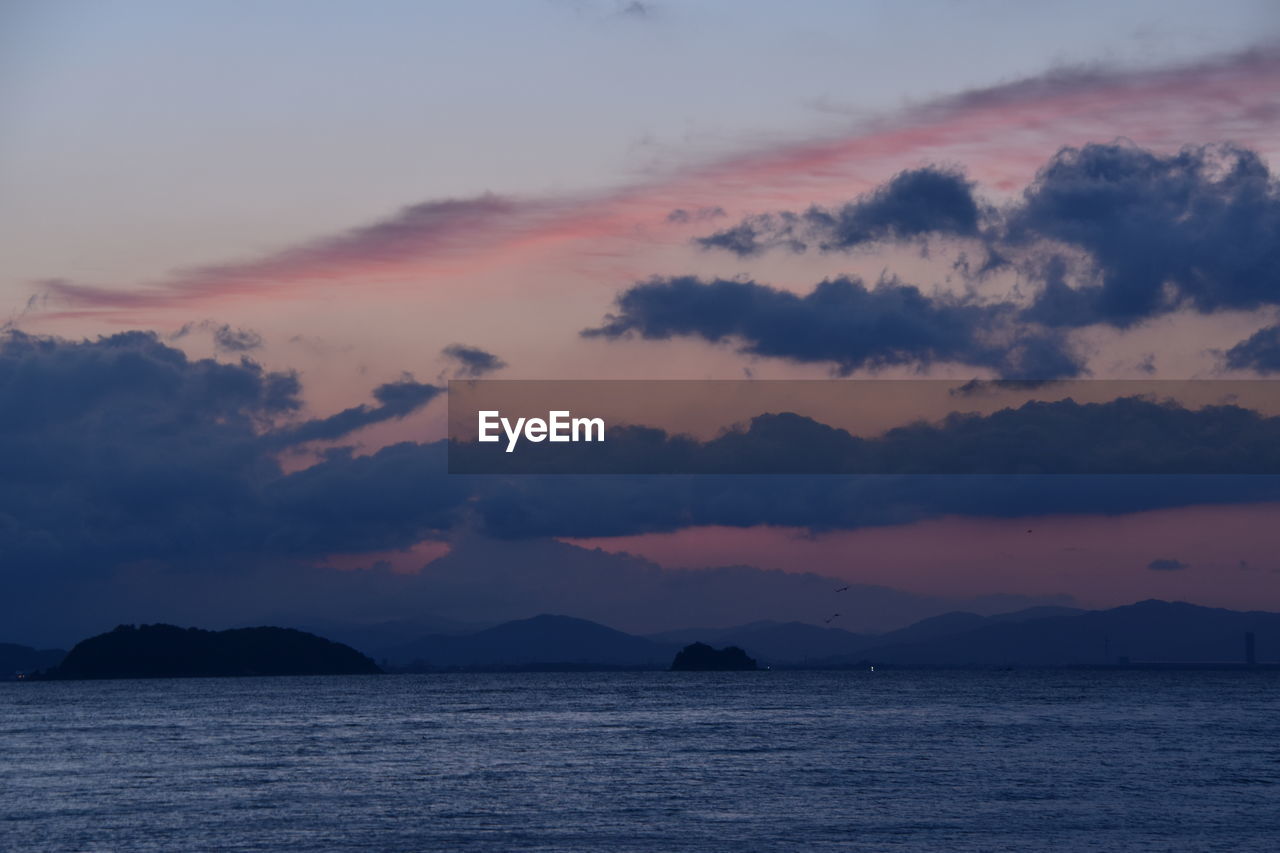 SCENIC VIEW OF SEA AGAINST SKY AT SUNSET