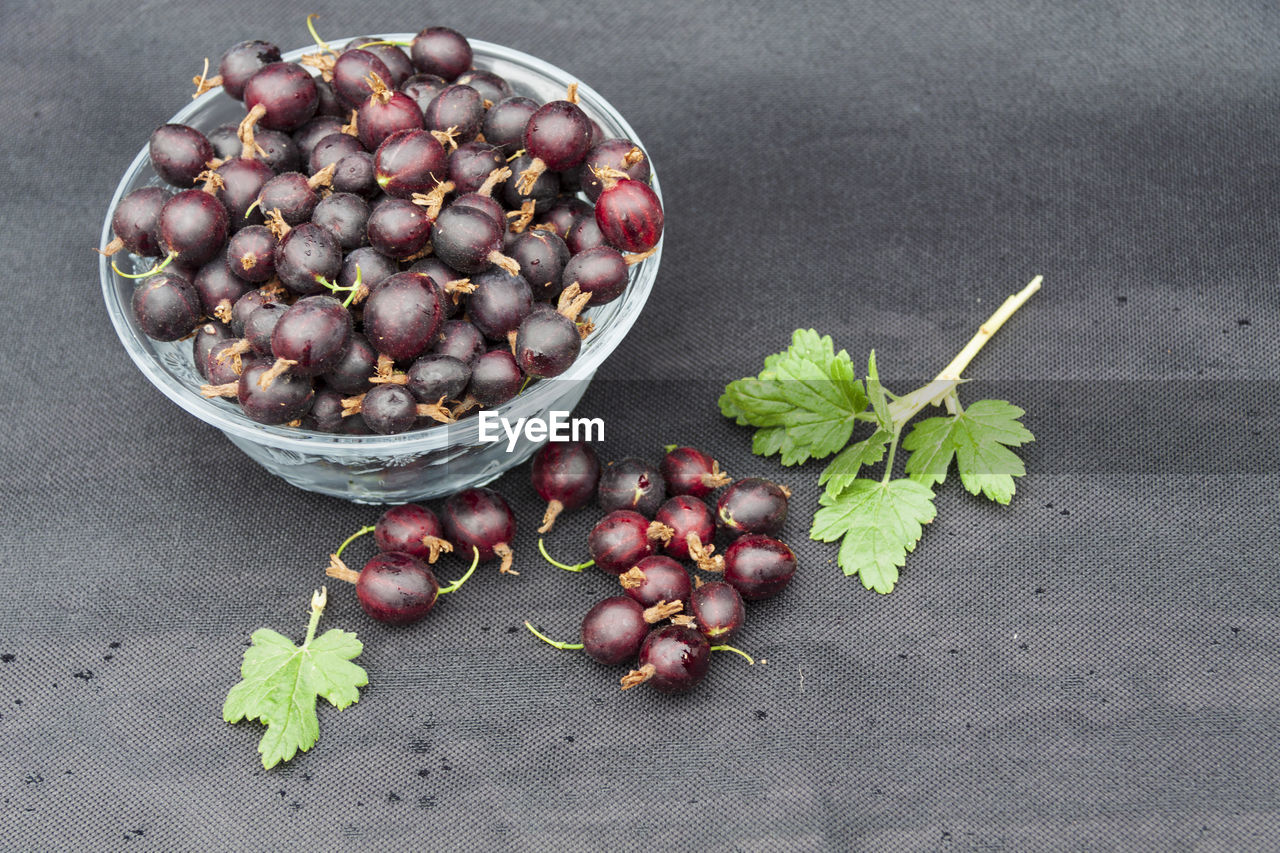 HIGH ANGLE VIEW OF FRUITS IN BOWL AT TABLE