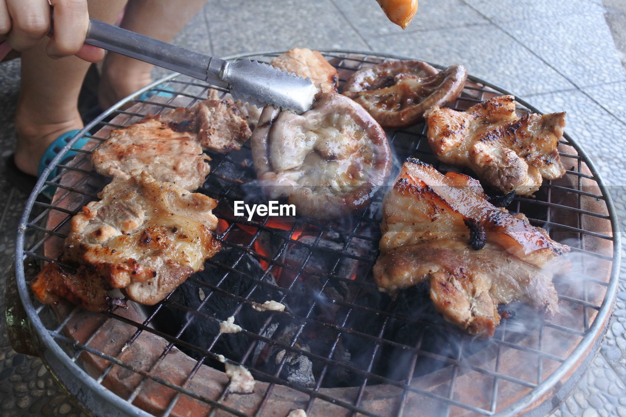 HIGH ANGLE VIEW OF MEAT COOKING ON BARBECUE GRILL