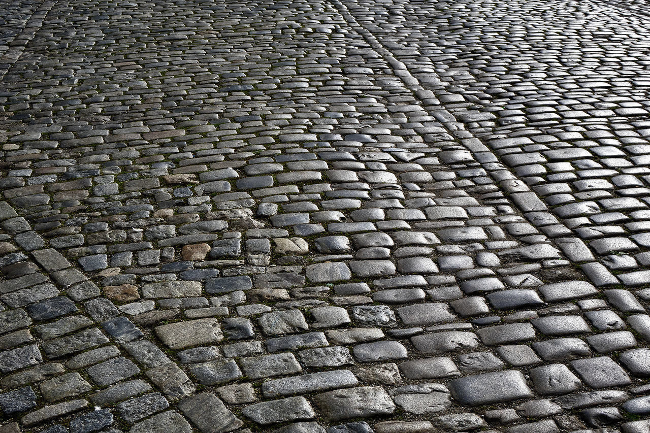 FULL FRAME SHOT OF COBBLESTONE PAVING STONE