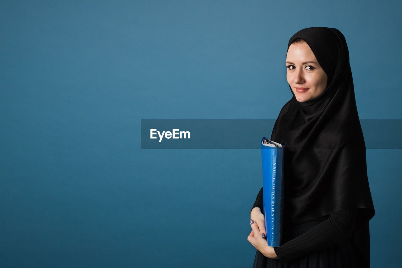 PORTRAIT OF A SMILING YOUNG WOMAN