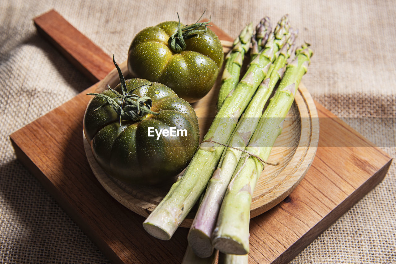 HIGH ANGLE VIEW OF VEGETABLES ON TABLE