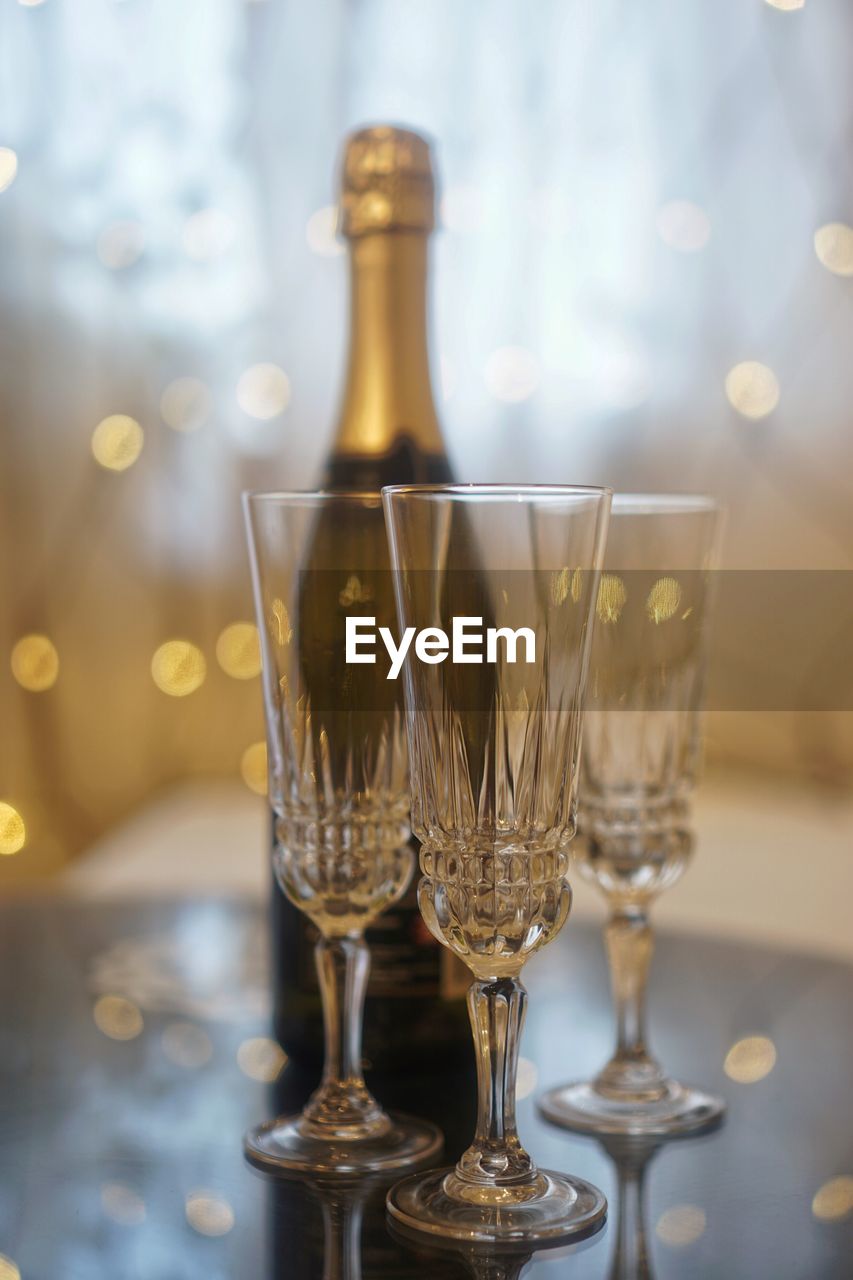 CLOSE-UP OF WINE GLASSES ON GLASS TABLE