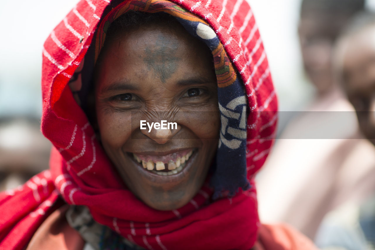 PORTRAIT OF SMILING WOMAN