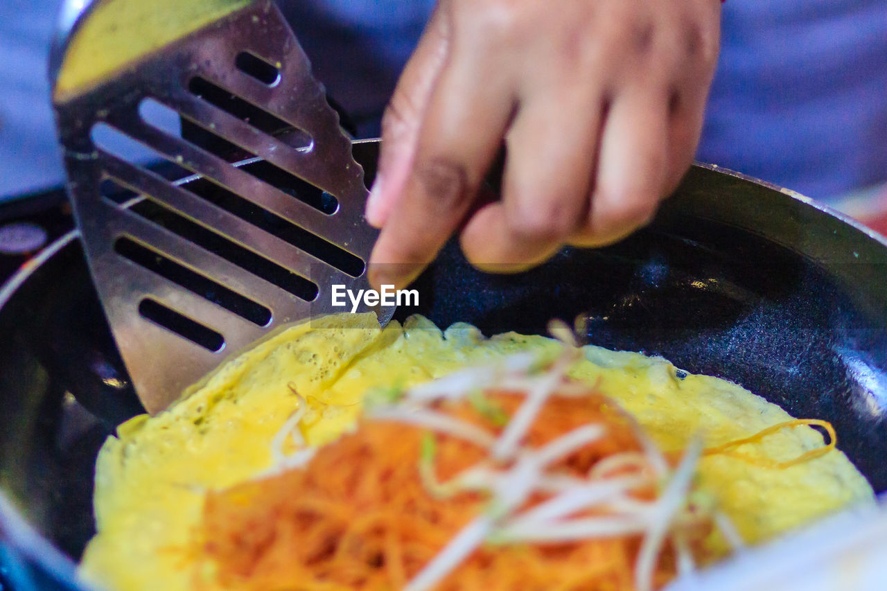 MIDSECTION OF MAN PREPARING FOOD