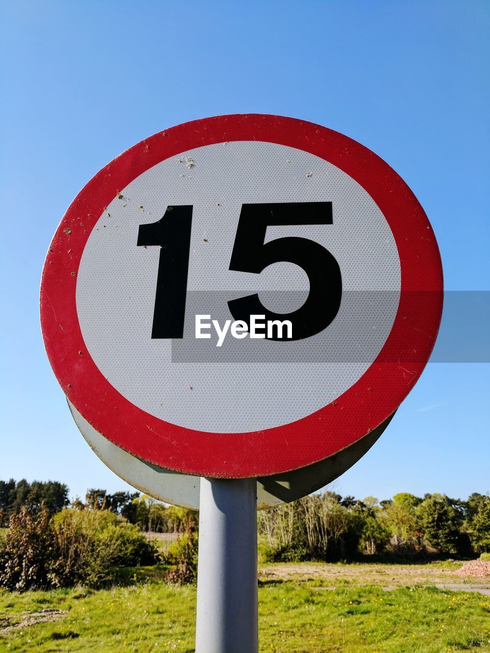 CLOSE-UP OF ROAD SIGN AGAINST SKY