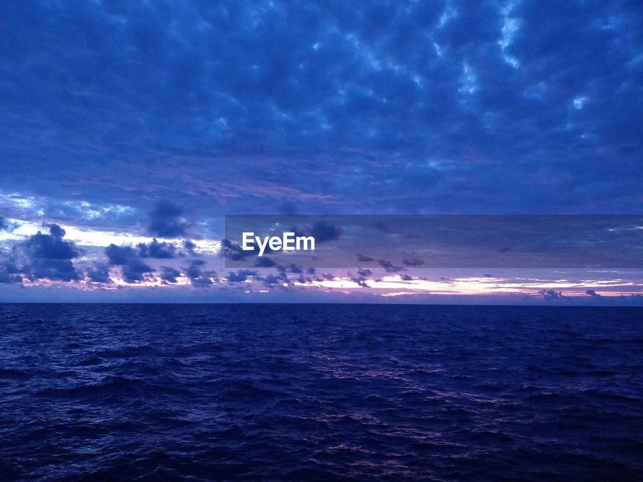 SCENIC VIEW OF SEA AGAINST BLUE SKY