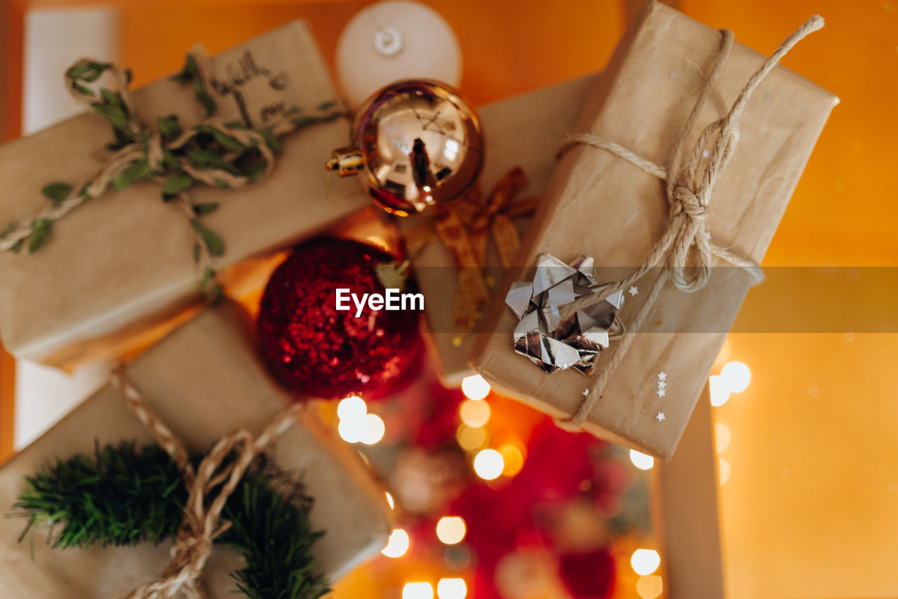 CLOSE-UP OF CHRISTMAS ORNAMENTS ON TABLE