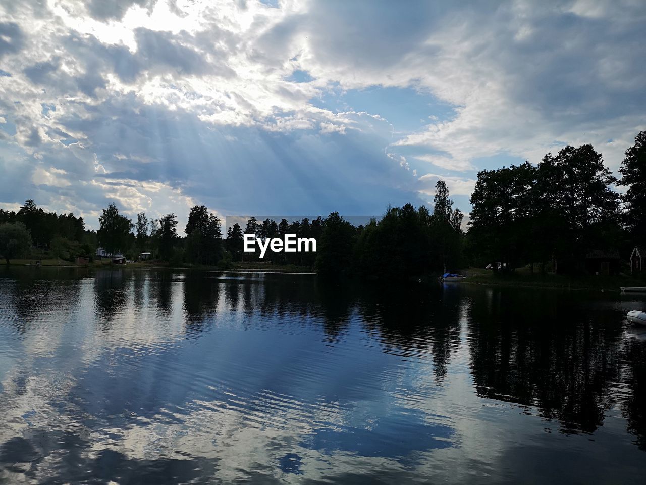 PANORAMIC VIEW OF LAKE AGAINST SKY