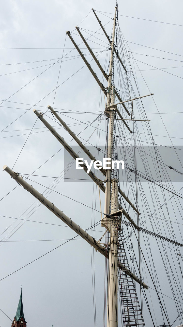 LOW ANGLE VIEW OF SAILBOAT AGAINST SKY AT SEA