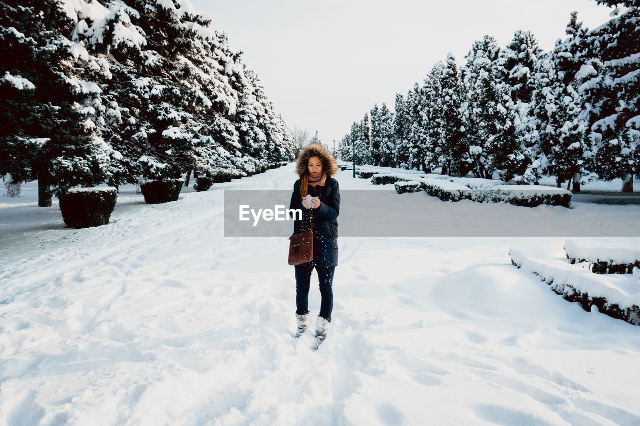 FULL LENGTH PORTRAIT OF MAN STANDING ON SNOW FIELD