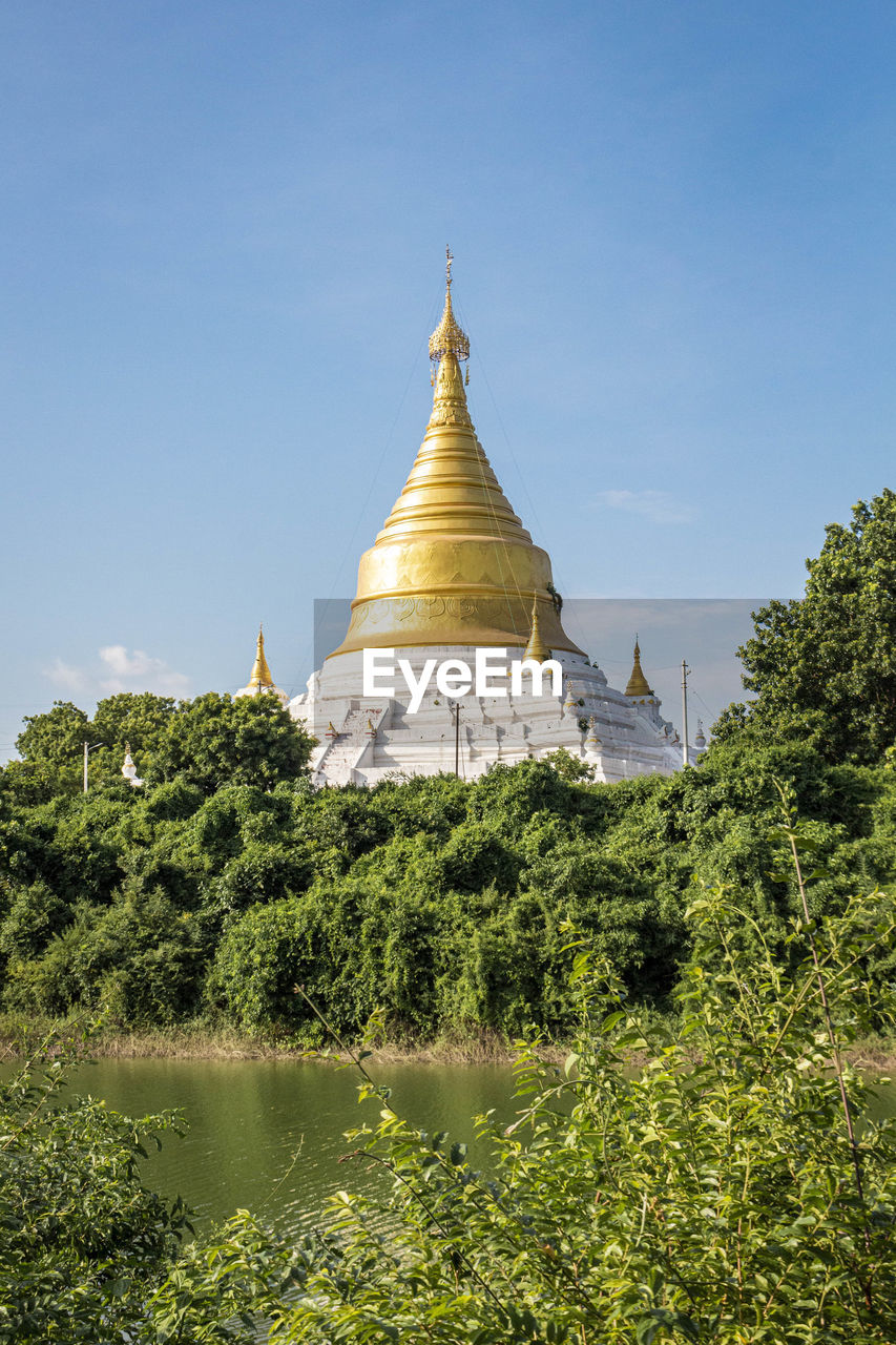 VIEW OF A TEMPLE AGAINST BUILDING