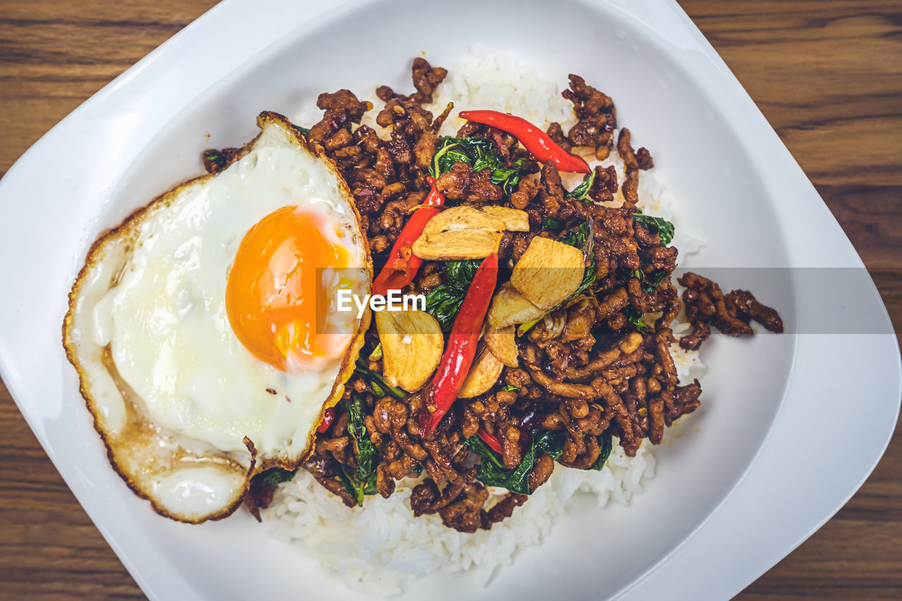 HIGH ANGLE VIEW OF BREAKFAST SERVED IN BOWL