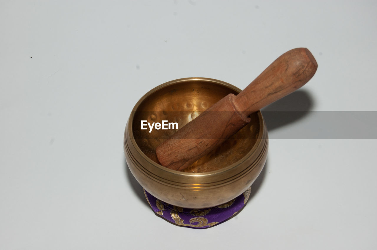 HIGH ANGLE VIEW OF ICE CREAM IN BOWL ON TABLE