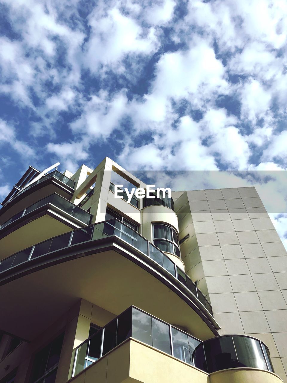 LOW ANGLE VIEW OF MODERN BUILDINGS AGAINST SKY